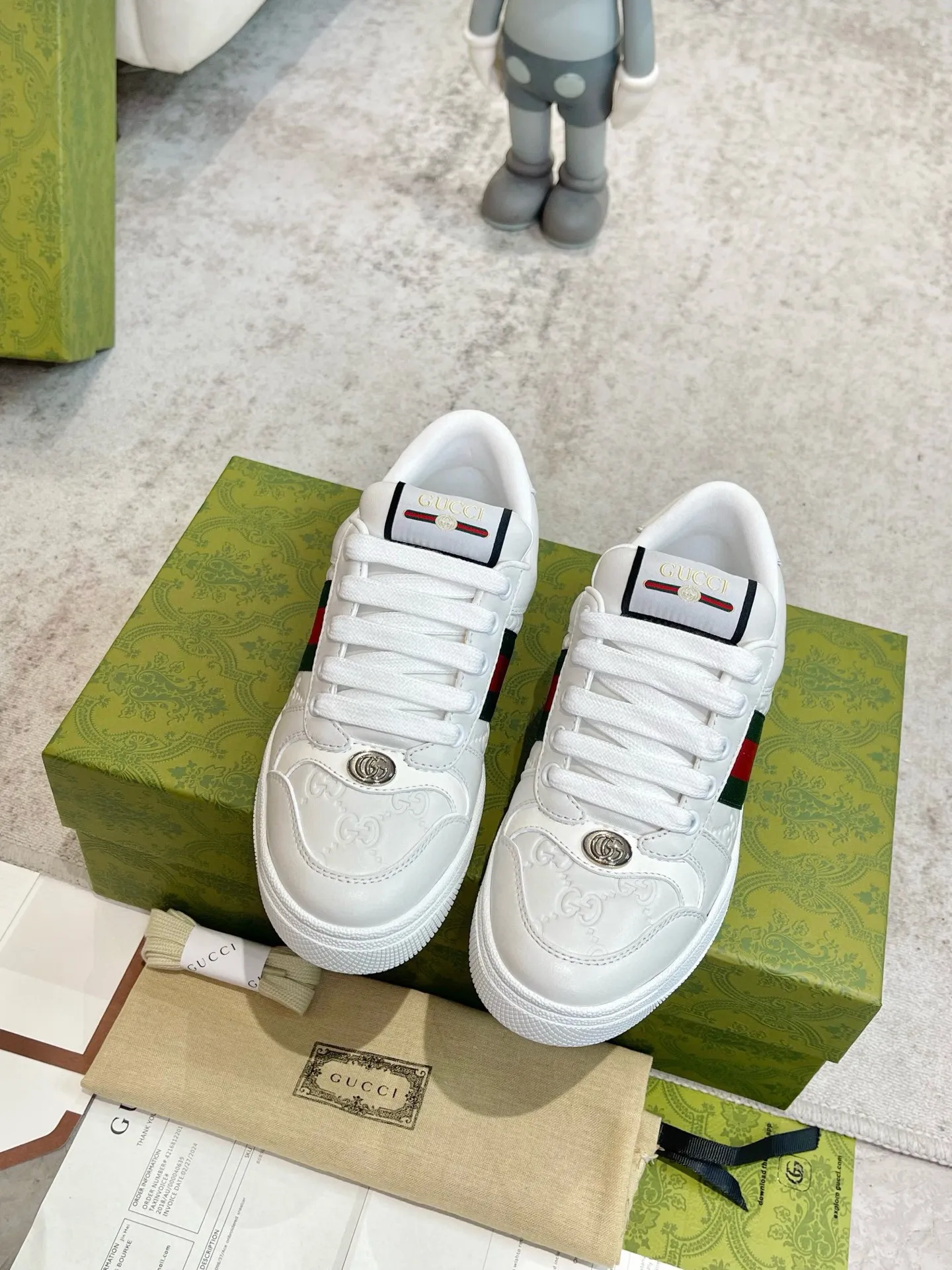 Ex-factory price: 540💰 GUCCI Gucci's newly upgraded back cover lining, top-notch old dirty shoes, classic casual sports shoes for couples, retro sneakers and old G family dirty shoes, updated at the counter simultaneously! ①The shoe upper has the same water-based edge coating process as the original version⚠️The ordinary oil edges on the market have a strong glue feel and are easy to fall off! Grade A first-layer nubuck leather (with pores)/matching computer embroidered double G cloth, high-density terry velvet lining. ② A PVC transparent small round mark sealing line is added to the details of the midsole. The mold is opened six times and the jewelry craftsmanship is used to customize the two-color double G buckle, striving to be the same as the original version. A pair of buttons is more than three times more expensive than ordinary buckles on the market. ③An old two-color washable label, the chip is placed on the outer waist of the right foot, the entire shoe is completely hollowed out with rubber technology, TUP material (rubber to distinguish the market) with the latest green packaging from the counter, 3D printed handbag, and a pair of shoelaces. There is no pressure when entering and exiting the counter. You can buy a 1:1 accurate replica of the original version and modify and upgrade it repeatedly. The details are perfectly restored, the materials are all customized, and they are truly top-notch. Please look at the details clearly to identify the quality. Upper: First-layer frosted cowhide/embroidered double G cloth. Lining: original high-density velvet lining. Foot pads: original pearlescent sheepskin. Outsole: private molded vacuum TPU material. Packaging: original top-grade full set packaging at the counter. Shoe size: women's size 35-40, men's size 39-44 (men's size 38, 45🉑️customized, non-returnable)